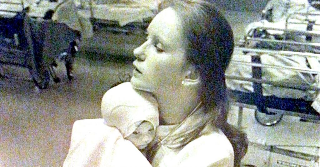 Reddet baby i 1977 med brannskader. Ser sjokkerende bilde på Facebook 38 år senere